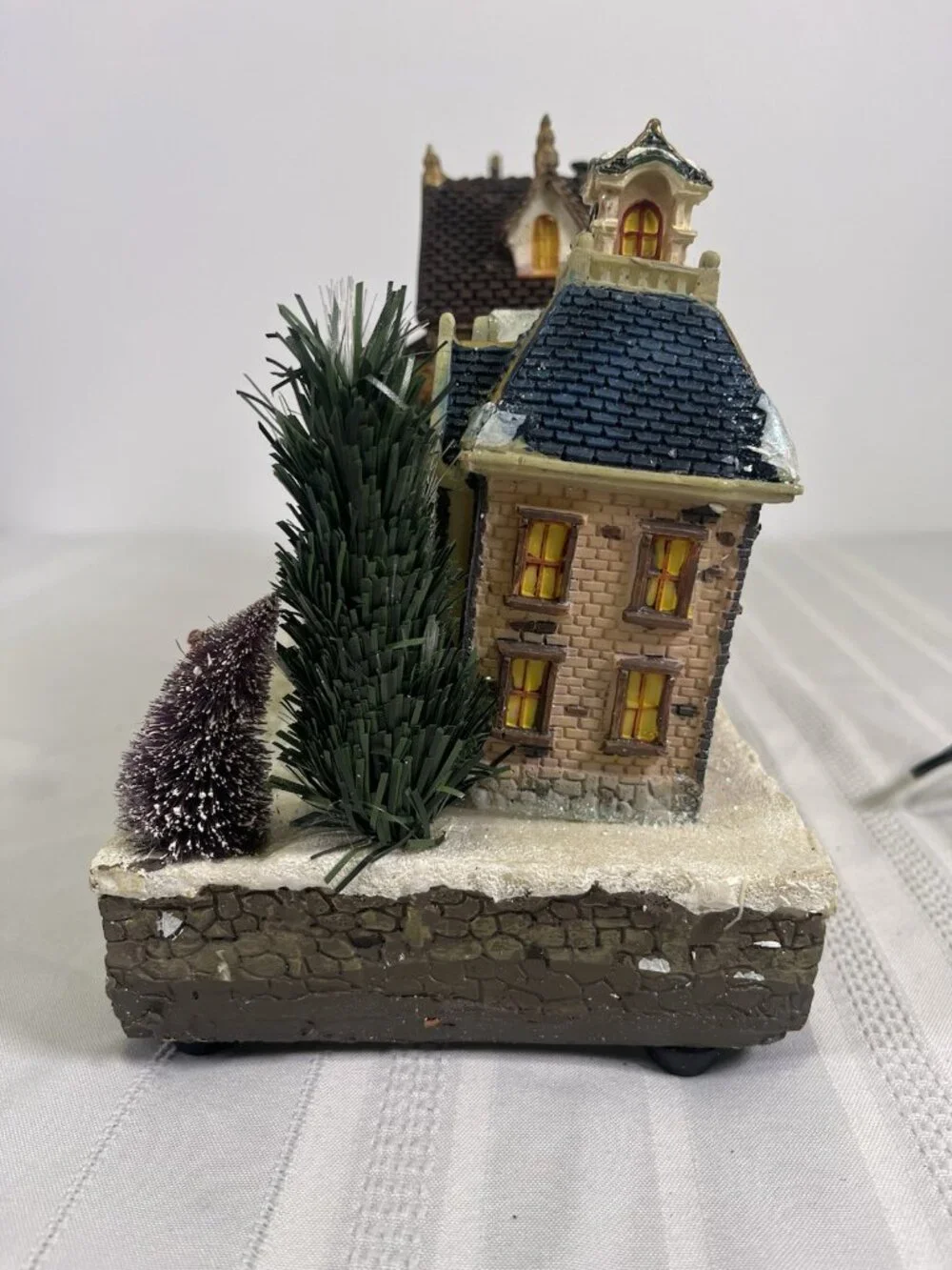 Santas Workbench Fiber Optic Christmas Neighborhood City Lighted House 2004 NEW